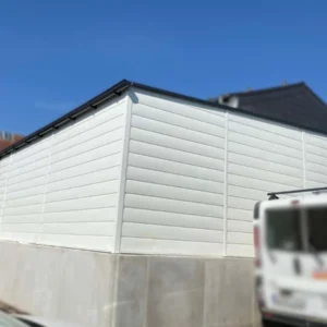Mobilgarázs 7,5x6,5m RAL 9010 Fehér | Motoros szekcionált kapu | Széles panel | Erősített szerkezet