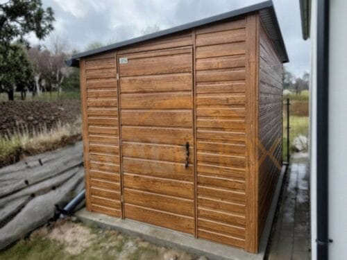 Kerti tároló 2×4 m Aranytölgy | Keskeny front 2m | Ereszcsatorna | Erősített szerkezet