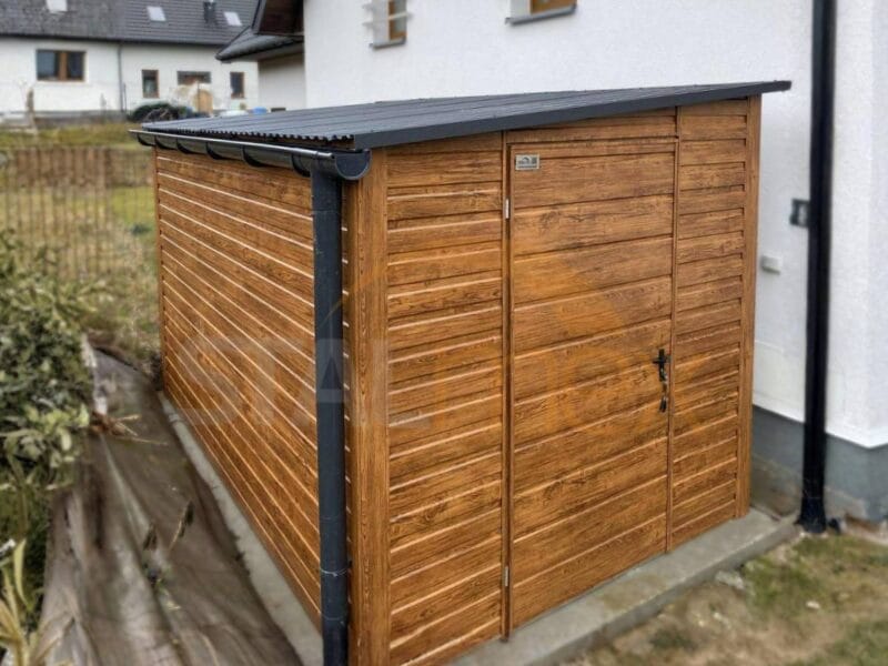 D219_2 Kerti tároló 2×4 m Aranytölgy | Keskeny front 2m | Ereszcsatorna | Erősített szerkezet